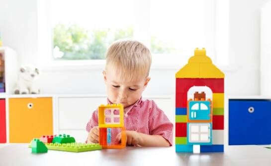 Puzzle o tematyce budowlanej jako narzędzie do nauki o przyczynach i skutkach