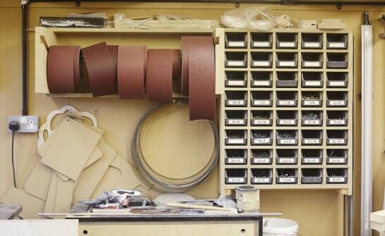 Jakie akcesoria do klejących taśm warto mieć w magazynie?