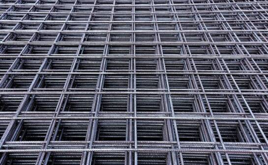 Dlaczego zgrzewana stalowa siatka jest kluczowa w projektach infrastrukturalnych?