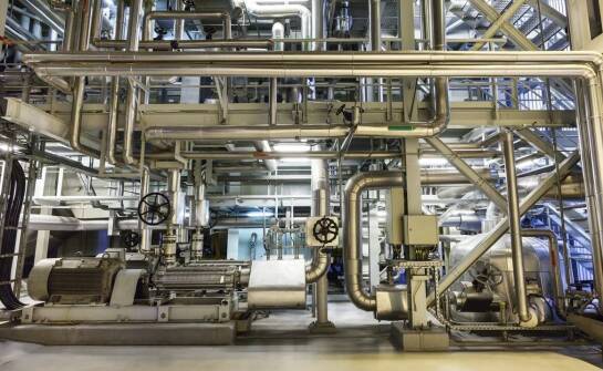 Jak efektywne zarządzanie energią w hydraulicznych układach wpływa na operacyjne koszty?