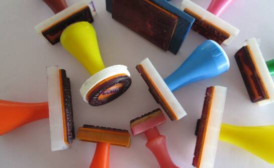 Jakie są kluczowe aspekty wyboru odpowiedniej pieczątki dla Twojej działalności?