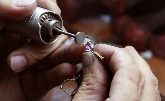 Ciekawostki o procesie tworzenia biżuterii ze srebra i bursztynu