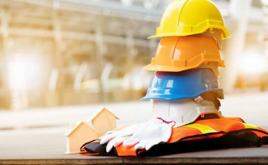 Kaski BHP w różnych kolorach - czy mają znaczenie w miejscu pracy?