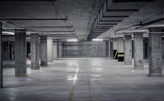 Podziemny garaż i bezpłatny parking - wygoda dla hotelowych gości