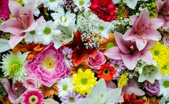 Sztuczne wianki w florystycznych kompozycjach – pomysły na każdą okazję