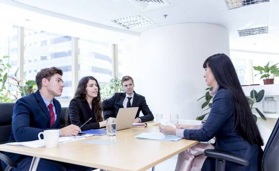 Jak ustne tłumaczenia wspierają komunikację w urzędach?