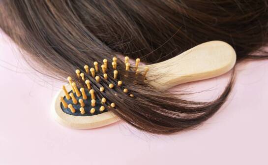 Rola szczotek i grzebieni w codziennej pielęgnacji włosów: co wybrać?