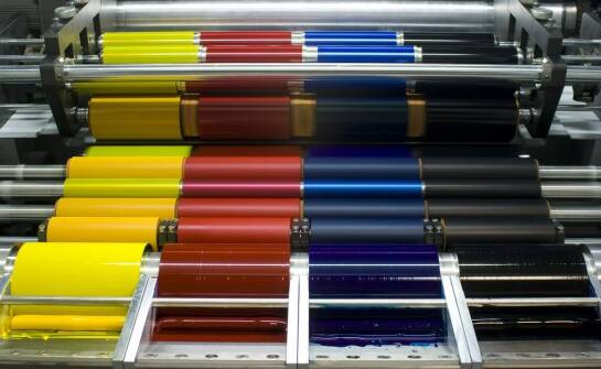 Jakie są korzyści z integracji fleksograficznego druku w projektowaniu opakowań?