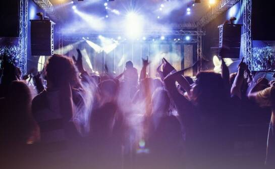 Modne stylizacje z damskim krótkim kombinezonem na imprezy muzyczne