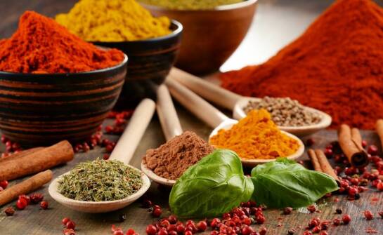 Naturalne przyprawy a kulinarne eksperymenty – jak odkrywać nowe smaki?