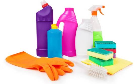 Profesjonalne środki do eliminacji kleju z powierzchni szklanych po taśmie dwustronnej