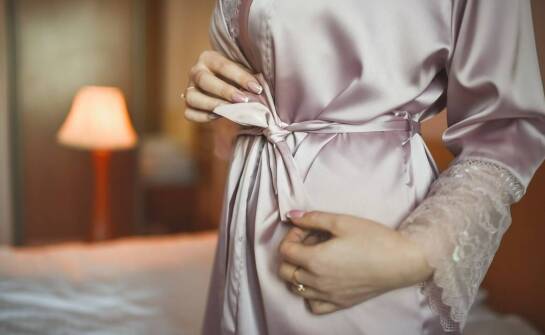 Jak dobrać kolory stroju na domową sesję brzuszkową, aby podkreślić nastrój?