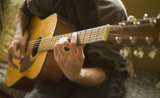 Dlaczego warto rozpocząć naukę gry na gitarze w Białymstoku jako dorosły?