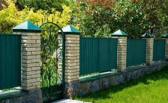 Jakie ogrodzenia najlepiej sprawdzą się na terenach podmiejskich?