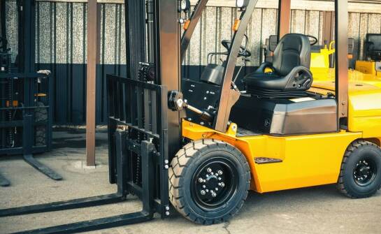 Zalety wynajmu spalinowych i elektrycznych wózków w kontekście długoterminowym