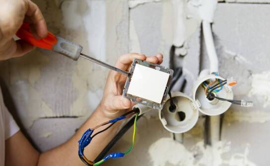 Jakie są etapy wymiany instalacji elektrycznej przez profesjonalistów w Warszawie?