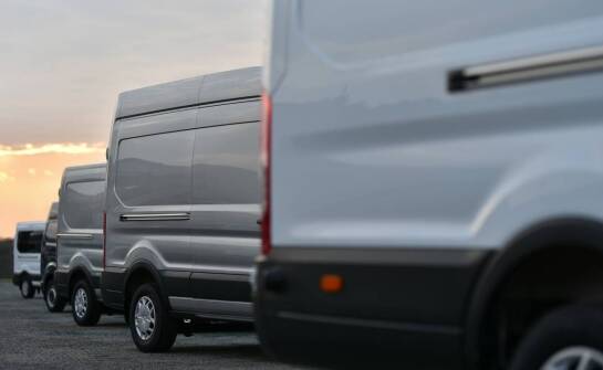 Analiza rynku: ile kosztuje reklama na dostawczym samochodzie w porównaniu do innych pojazdów?