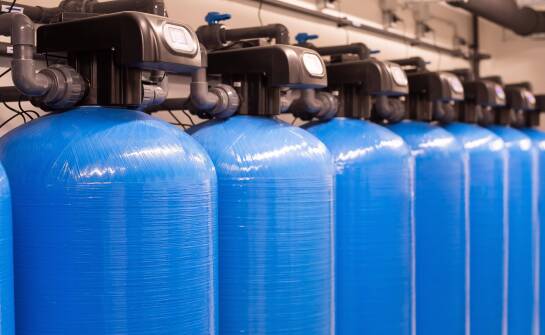Zastosowanie ciśnieniowych filtrów do wody w przemyśle przetwórczym – praktyczne przykłady