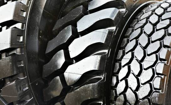 Wytrzymałość opon 13 R22.5 w transporcie dalekobieżnym.
