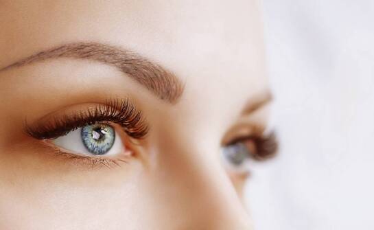 Jakie są najnowsze trendy w permanentnym makijażu brwi?