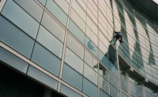 Kluczowe zalety alpinistycznego mycia okien dla biurowców w Warszawie
