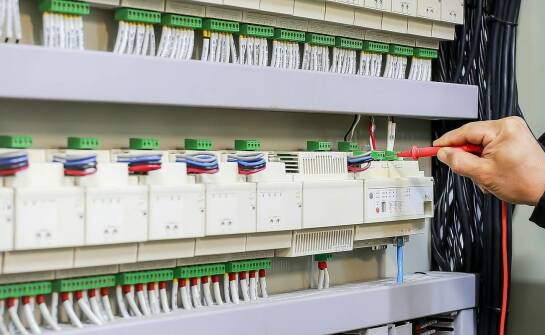 Jakie kroki obejmują profesjonalne pomiary instalacji elektrycznej we Warszawie?