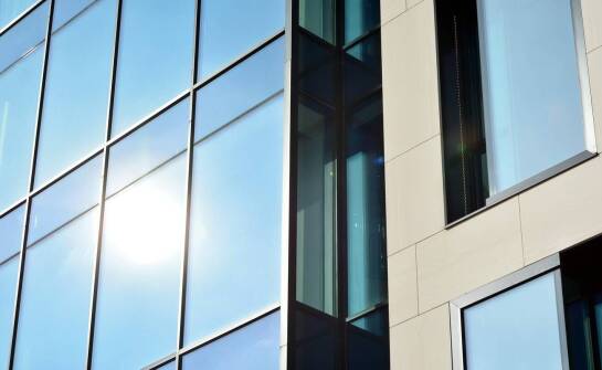 Uszczelnianie aluminiowo-szklanych fasad a zmniejszenie strat cieplnych w budynku