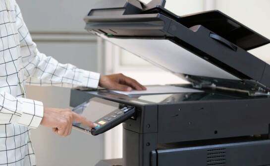 Jak dzierżawa wielofunkcyjnych urządzeń wpływa na oszczędności w firmie?