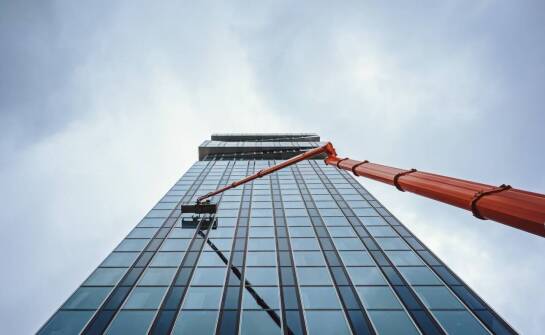 Jakie znaczenie ma wybór odpowiedniej firmy do mycia szklanych elewacji?