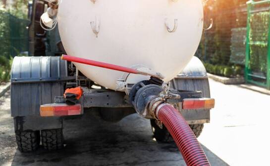 Jak pojazdy wyposażone w pompy wspierają proces czyszczenia kanalizacji?