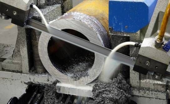 Jak cięcie taśmową przecinarką wpływa na precyzję stalowych konstrukcji?