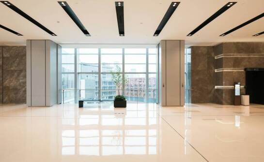 Jak zainstalować kolumnowy klimatyzator w przestrzeni komercyjnej?