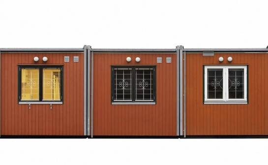 Jakie materiały są używane do budowy kontenerów na działkach?