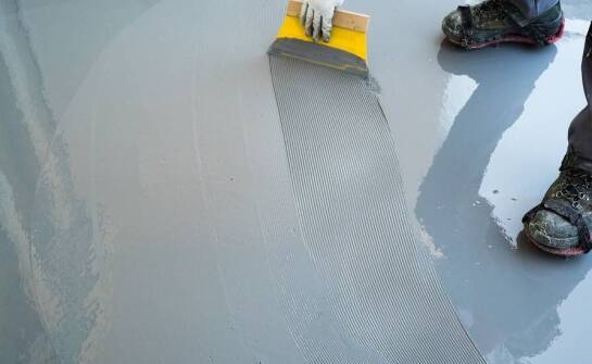 Personalizacja posadzek z poliuretanowej żywicy – różnorodność wzorów i kolorów