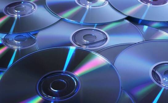 Proces tłoczenia płyt CD – jak przebiega od matrycy do finalnego produktu?