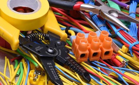 Efektywność energetyczna dzięki profesjonalnemu montażowi elektrycznych instalacji w magazynowych halach