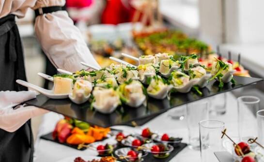 Catering na zamówienie w restauracji w Nowej Sarzynie – bogata kulinarna oferta