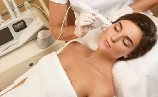 Jak estetyczna medycyna wpływa na poprawę jędrności skóry?