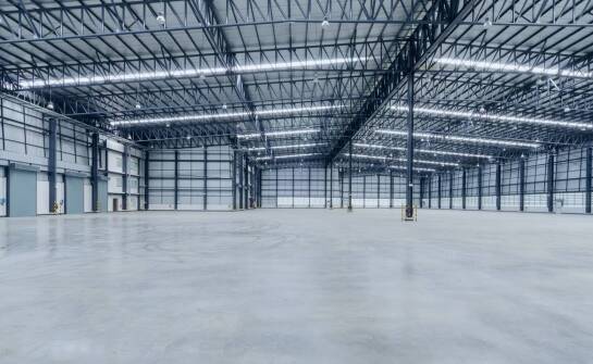 Wpływ epoksydowych posadzek na wydajność i bezpieczeństwo w produkcyjnych halach