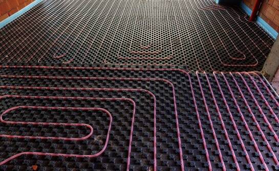 Proces instalacji wodnego ogrzewania podłogowego bez wylewki: kluczowe kroki