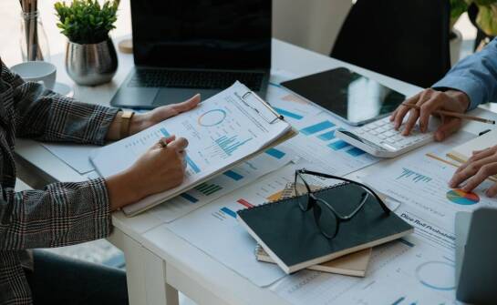 Jak pomoc w prowadzeniu firmy wpływa na optymalizację procesów księgowych?