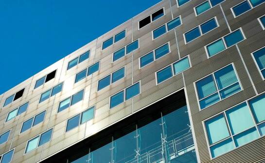 Różnorodność zastosowań perforowanej blachy na wymiar w budownictwie