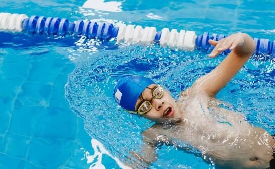 Czy cena lekcji wpływa na jakość nauki pływania dla dorosłych?