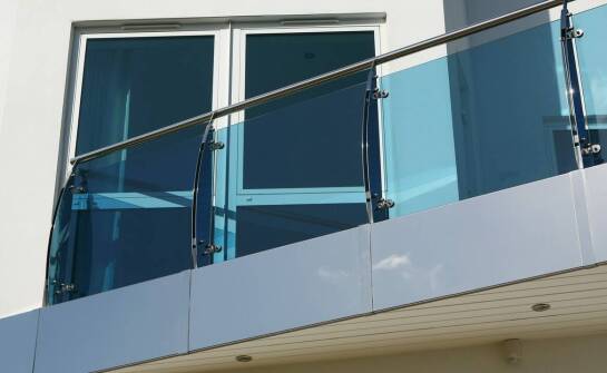 Stalowe balustrady a koszt inwestycji: analiza korzyści dla klientów