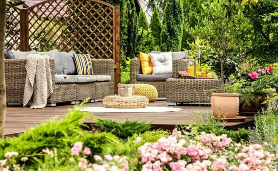 Praktyczne zastosowanie stołu z dwiema ławkami ogrodowymi w małych ogródkach