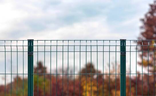 Panele ogrodzeniowe a ochrona przed drapieżnikami – jak zwiększyć bezpieczeństwo dla stada?