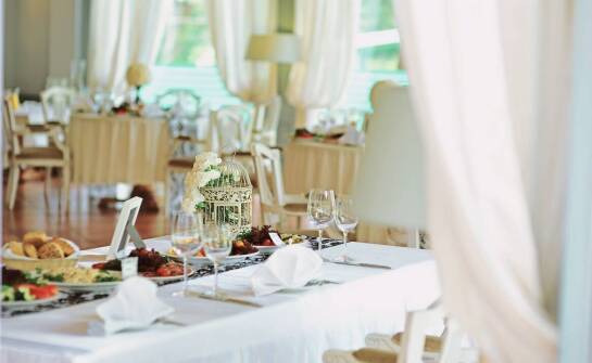 Jakie są najczęstsze błędy przy planowaniu stypy w restauracji?