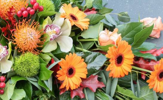 Współpraca z florystami przy tworzeniu pogrzebowych wieńców w Żaganiu