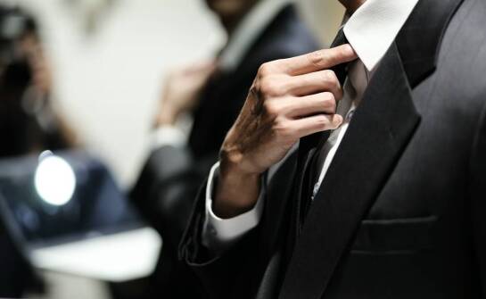 Poradnik: Jak wybrać idealny popielaty garnitur na okazje specjalne?