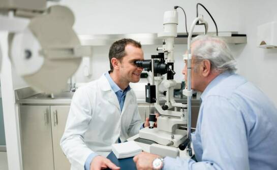 Optometrysta w Koszalinie – jakie badania oferuje osobom starszym?